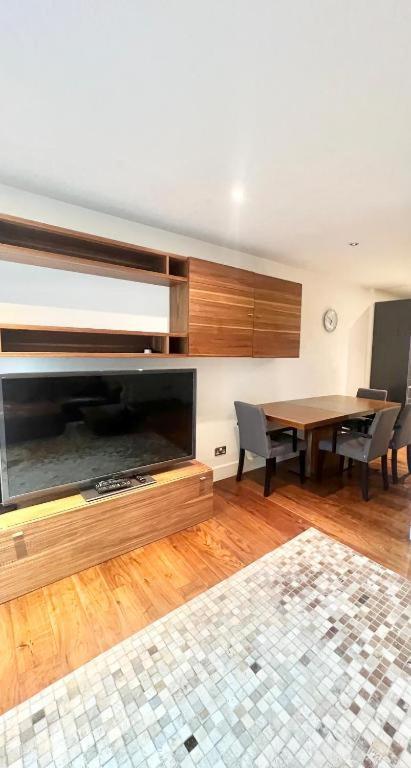 Luxury River Apartments- Parliament *